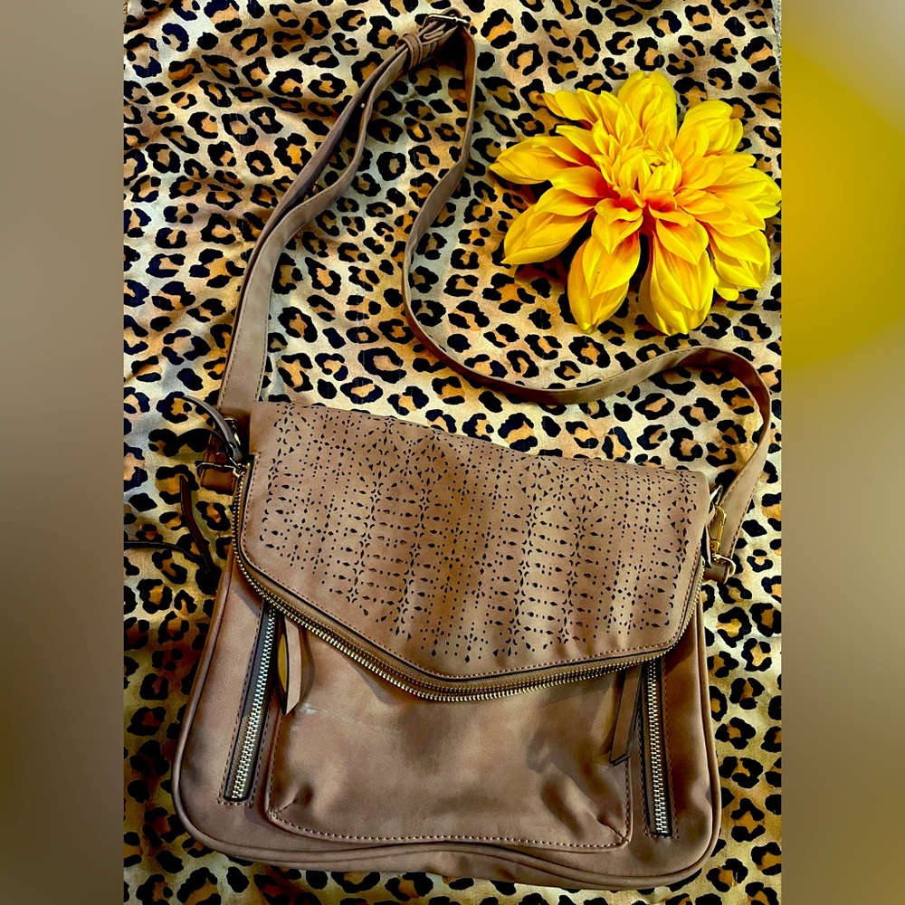 Light Brown/Tan purse! Leopard lining!